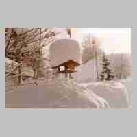 094-1050 Tiefer Schnee, das kleine Vogelhaus hat ein riesiges Schneedach.JPG